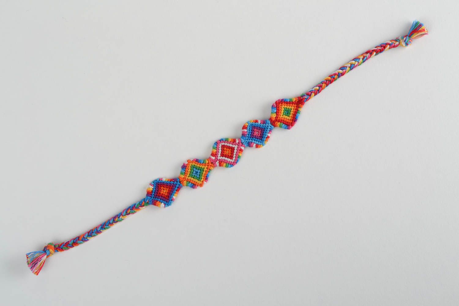 Красочный браслет из ниток в технике макраме ручной работы на завязках оригинальный фото 5