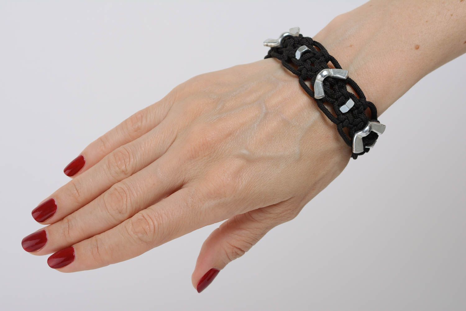 Bracelet en macramé large noir avec écrous en inox bijou original fait main photo 3