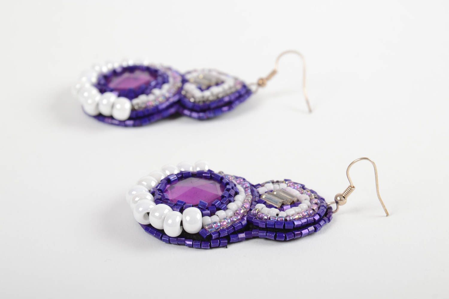 Фиолетовые серьги из бисера со стразами ручной работы оригинальные красивые фото 3