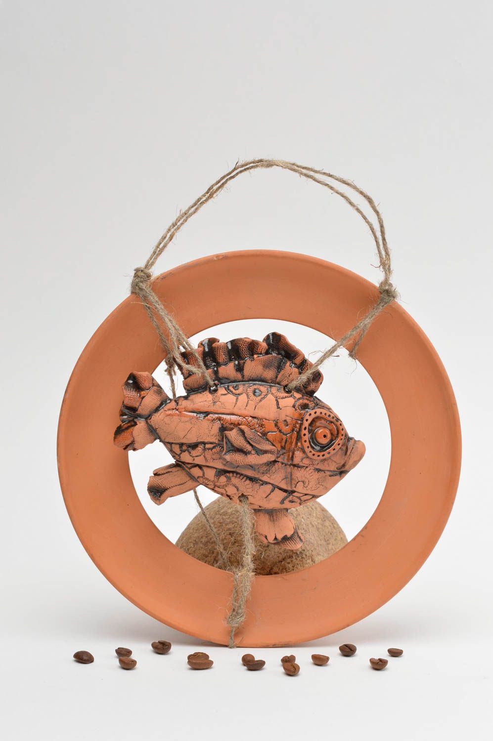 Глиняное панно круглое с рыбой на петельке красивое необычное ручной работы фото 1