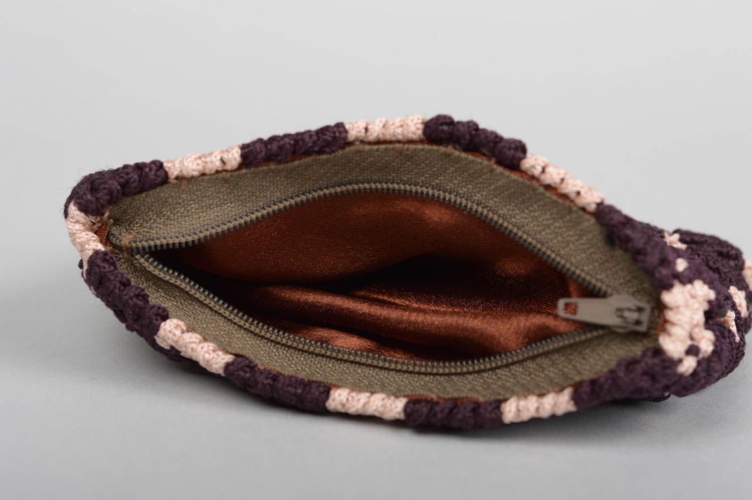 Косметичка ручной работы сумочка для косметики фиолетовая изделие из макраме фото 4