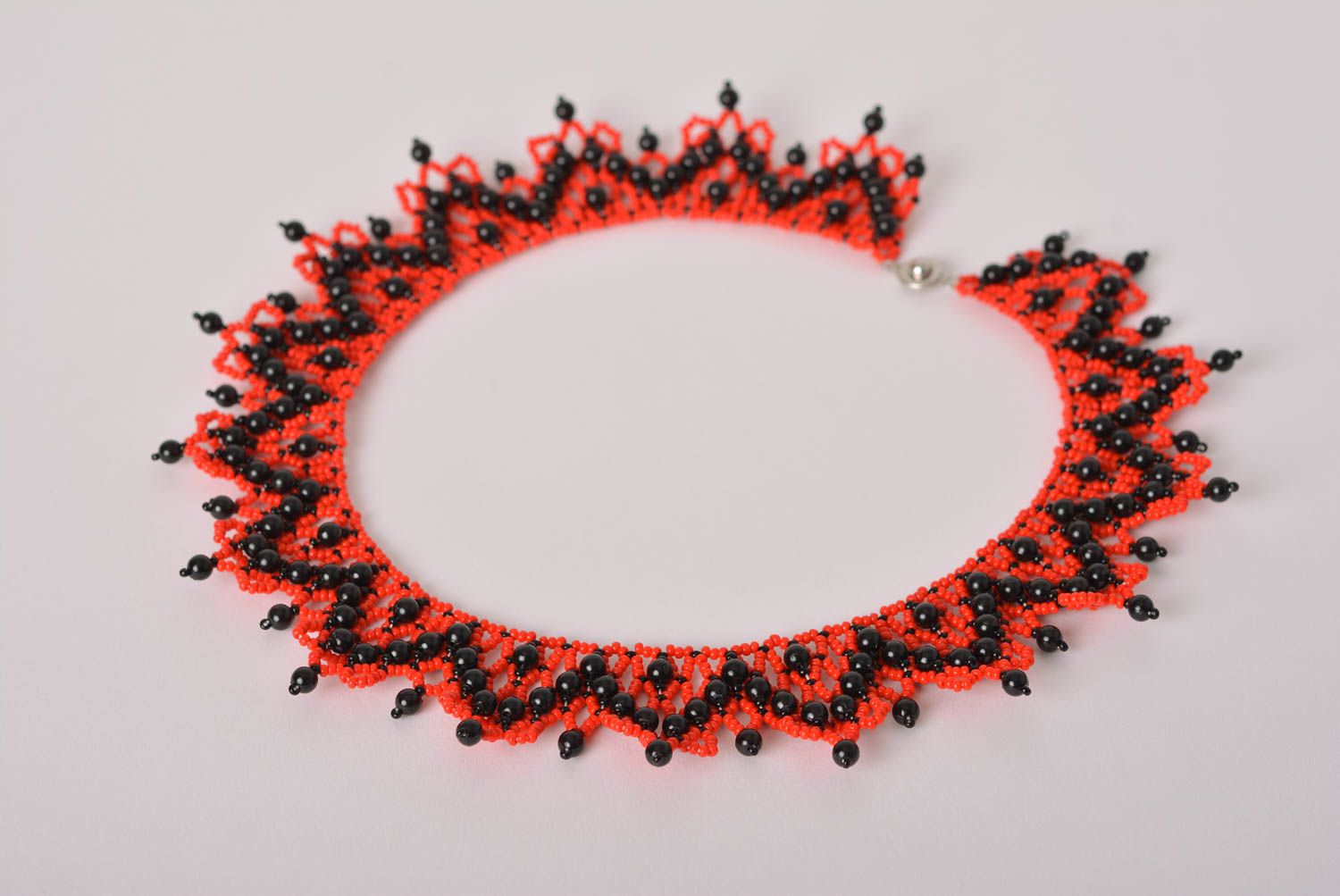 Украшение ручной работы колье из бисера красно черное ожерелье из бисера фото 1