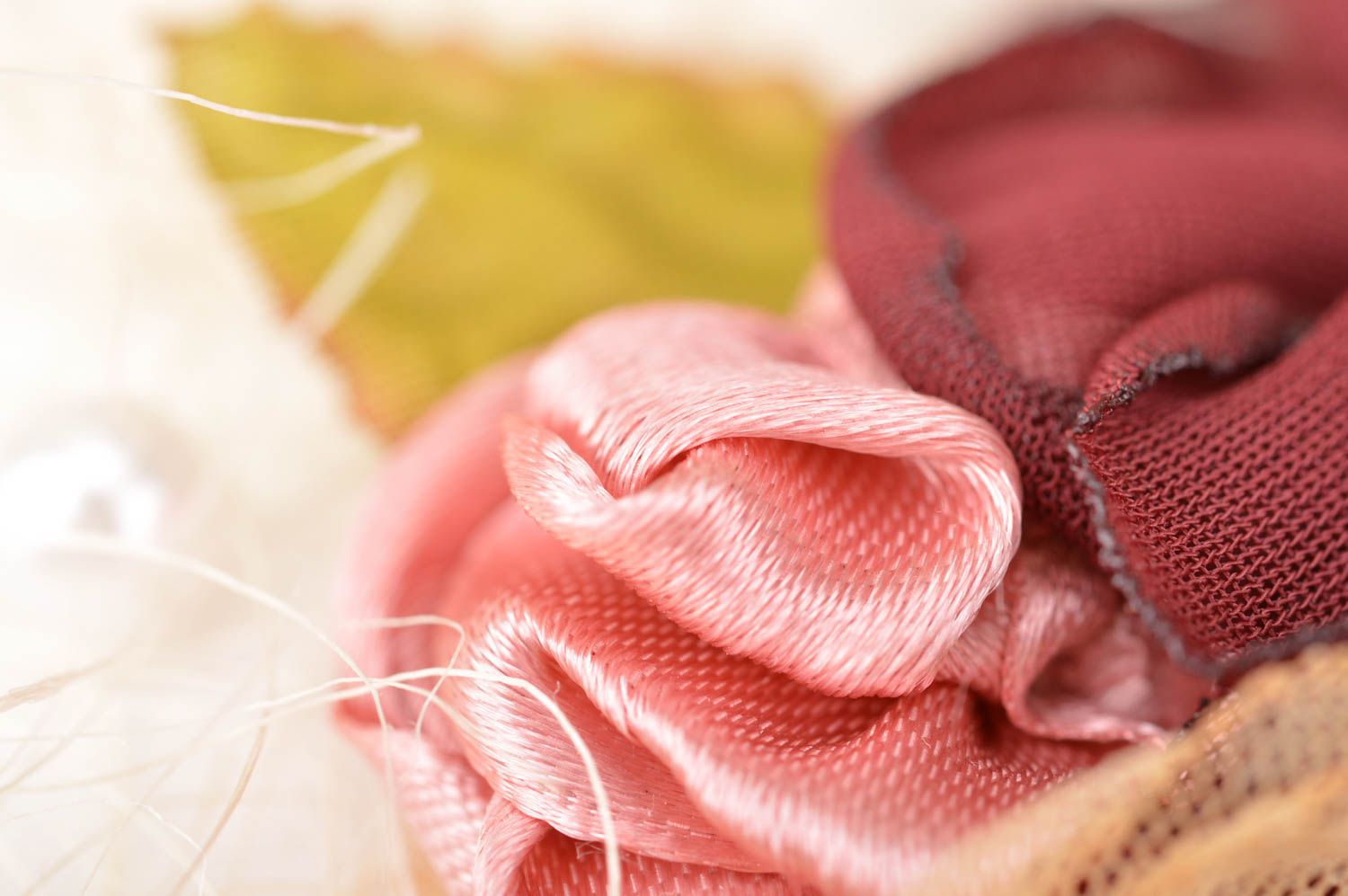 Свадебная подушечка для колец из хлопка белая с цветами красивая ручной работы фото 4
