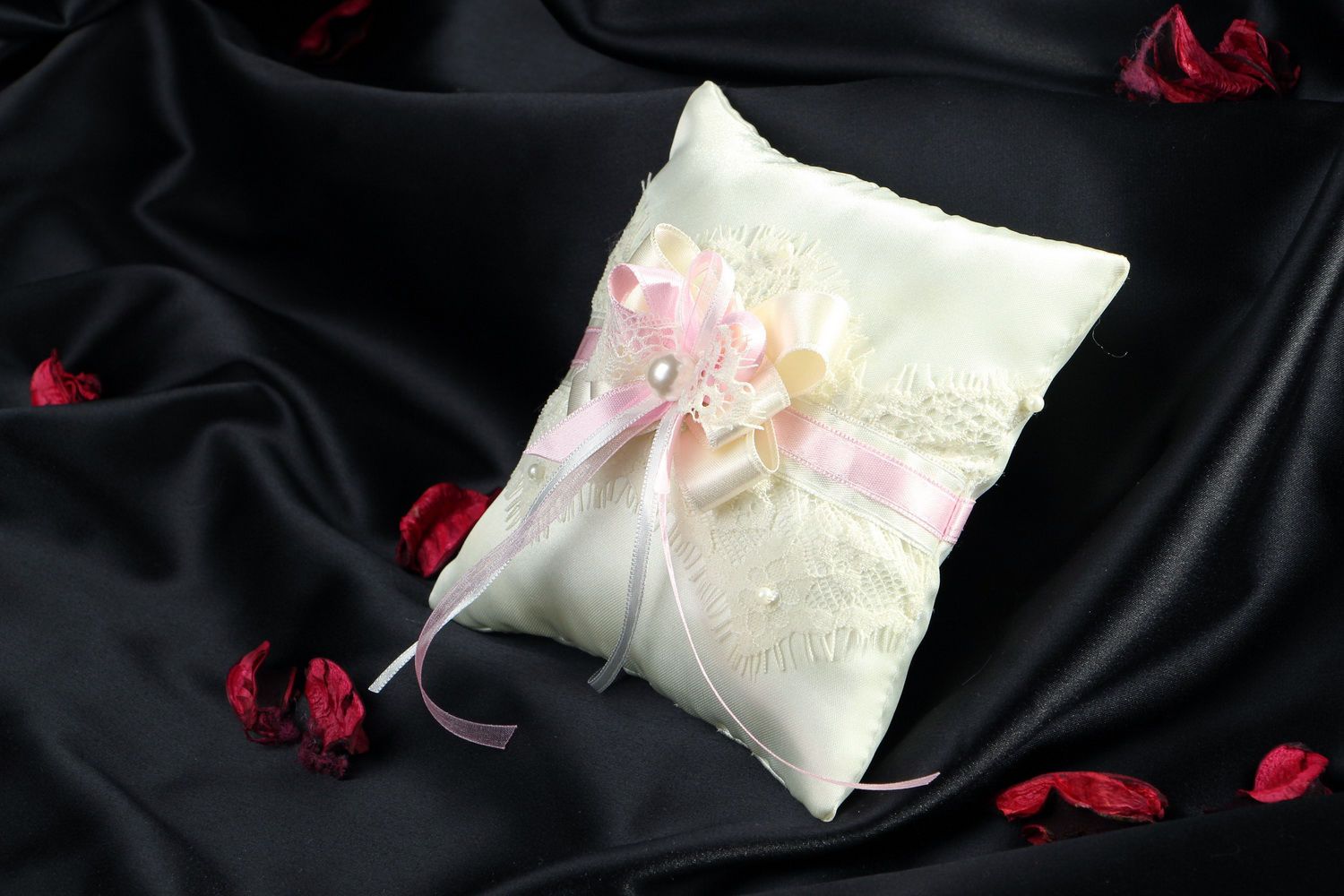 Satin pillow for rings photo 4