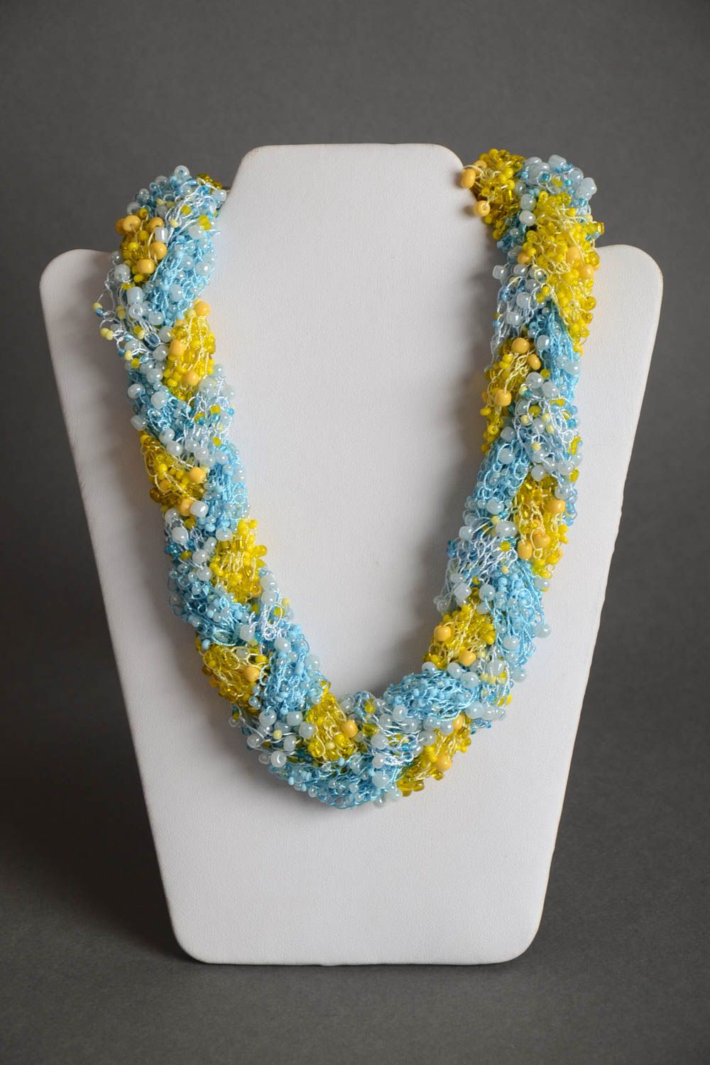 Collar de abalorios artesanal tejido a ganchillo de colores azul y amarillo foto 2