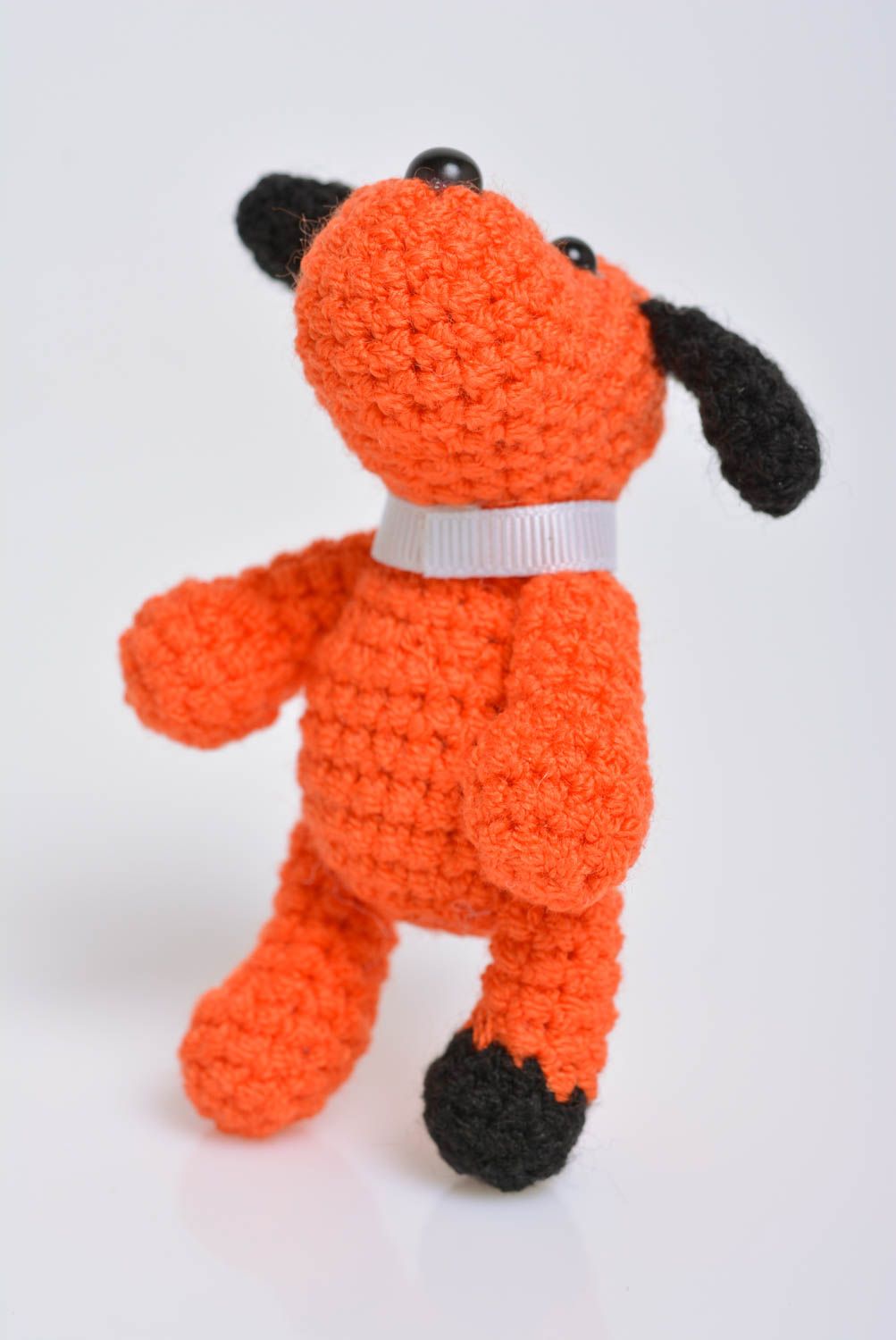 Маленькая детская мягкая вязаная игрушка собачка оранжевая ручной работы фото 3