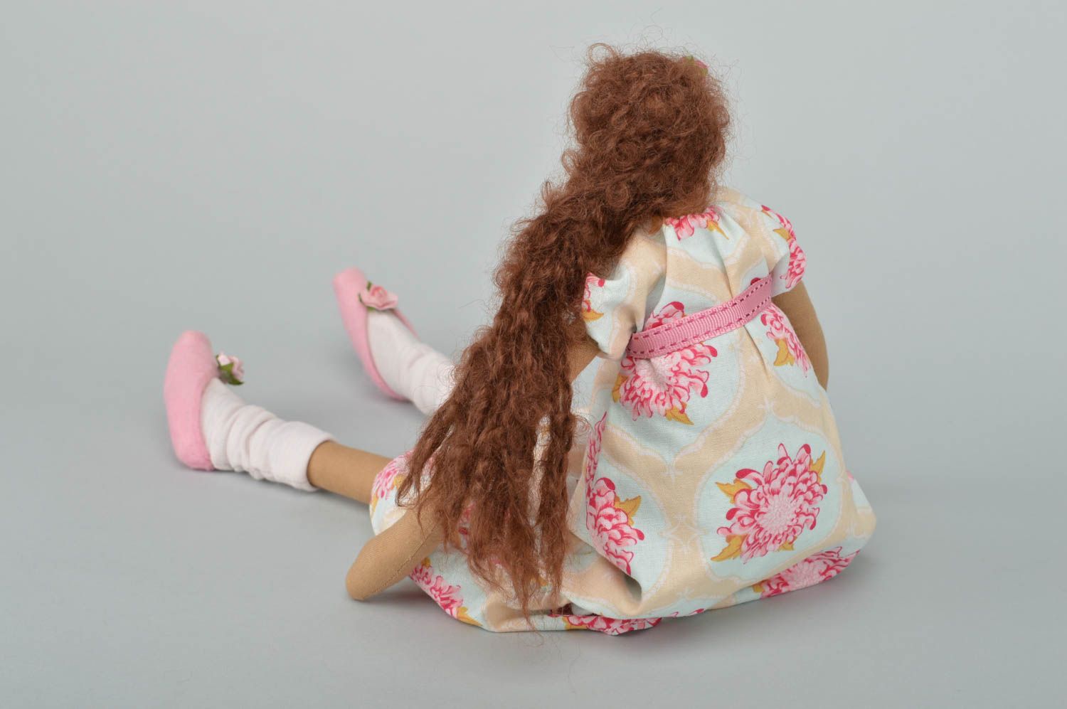 Bambola bella in stoffa fatta a mano pupazzo tessile originale decorativo
 foto 3