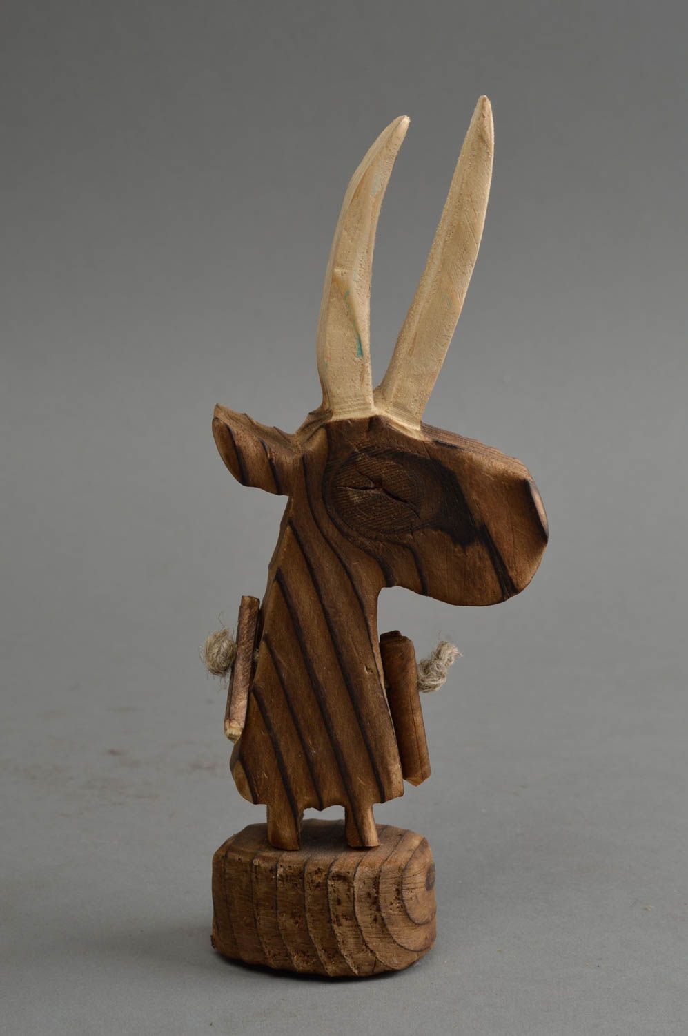 Крохотная статуэтка из дерева в виде козла авторский сувенир или декор фото 2