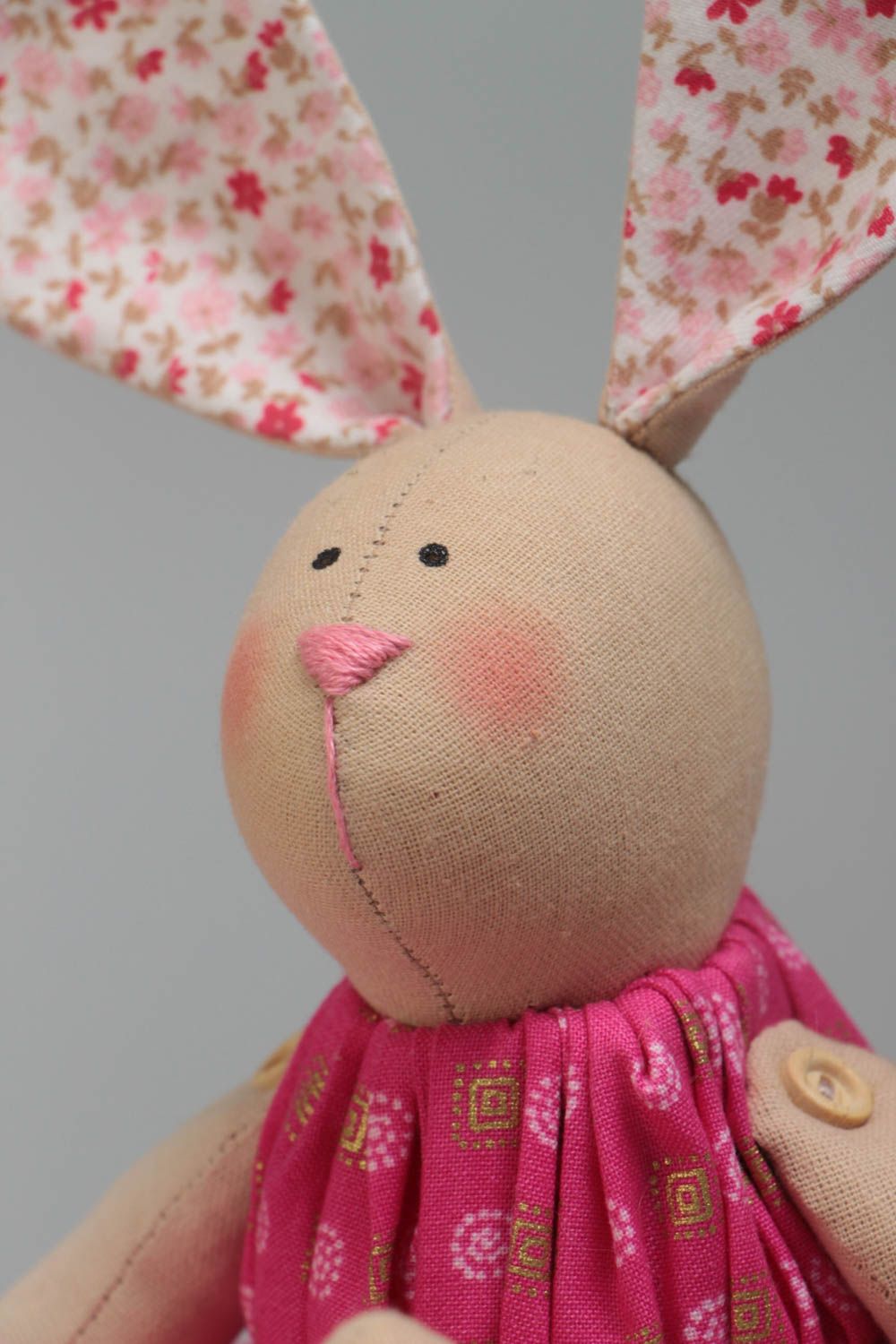 Designer handgemachtes Stofftier Hase im rosafarbigen Kleid für Mädchen foto 3