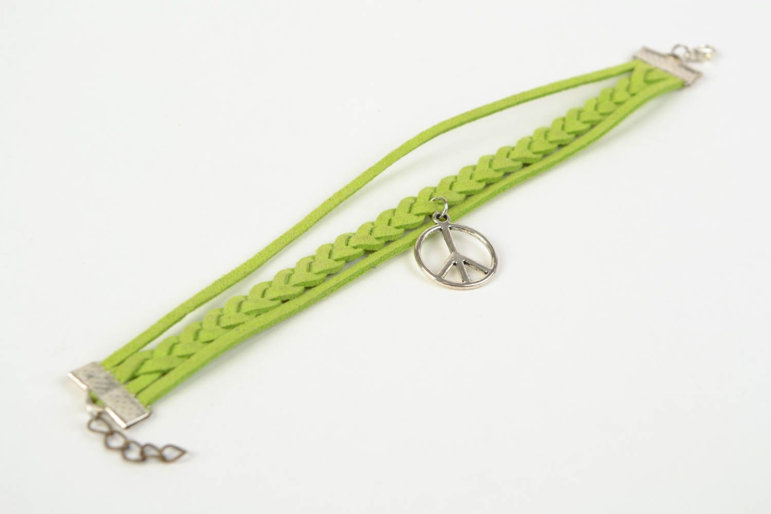 Pulsera artesanal trenzada de cordones de gamuza con símbolo de paz de color verde claro  foto 5