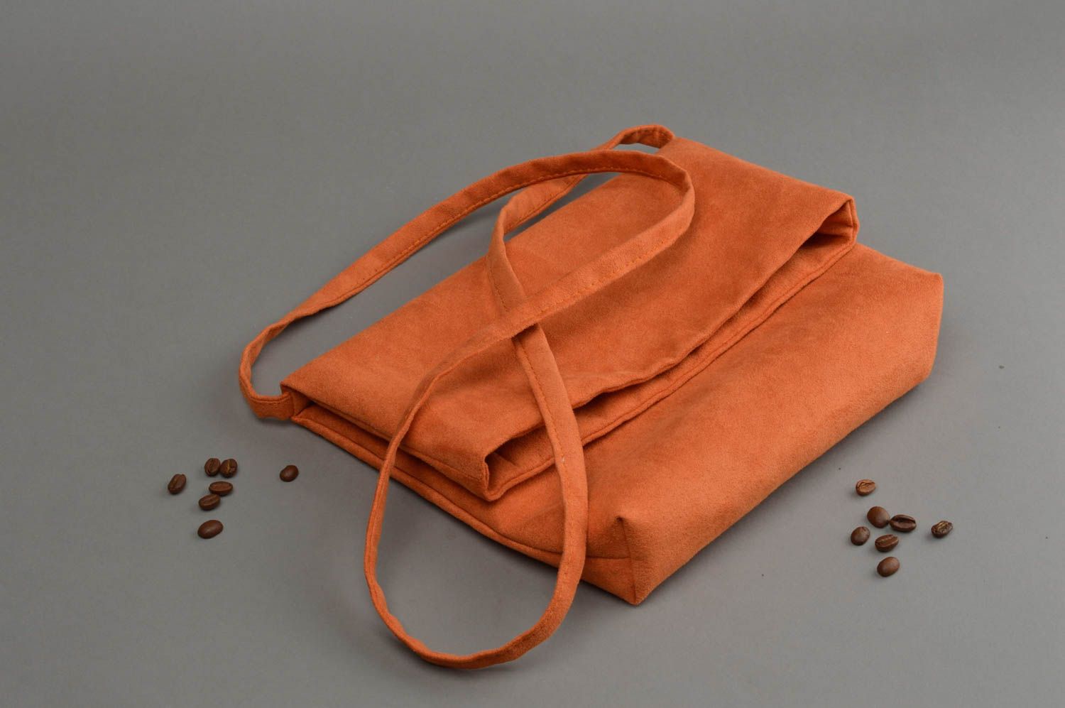 Оранжевая сумка сверток через плечо из искусственной замши ручной работы фото 1