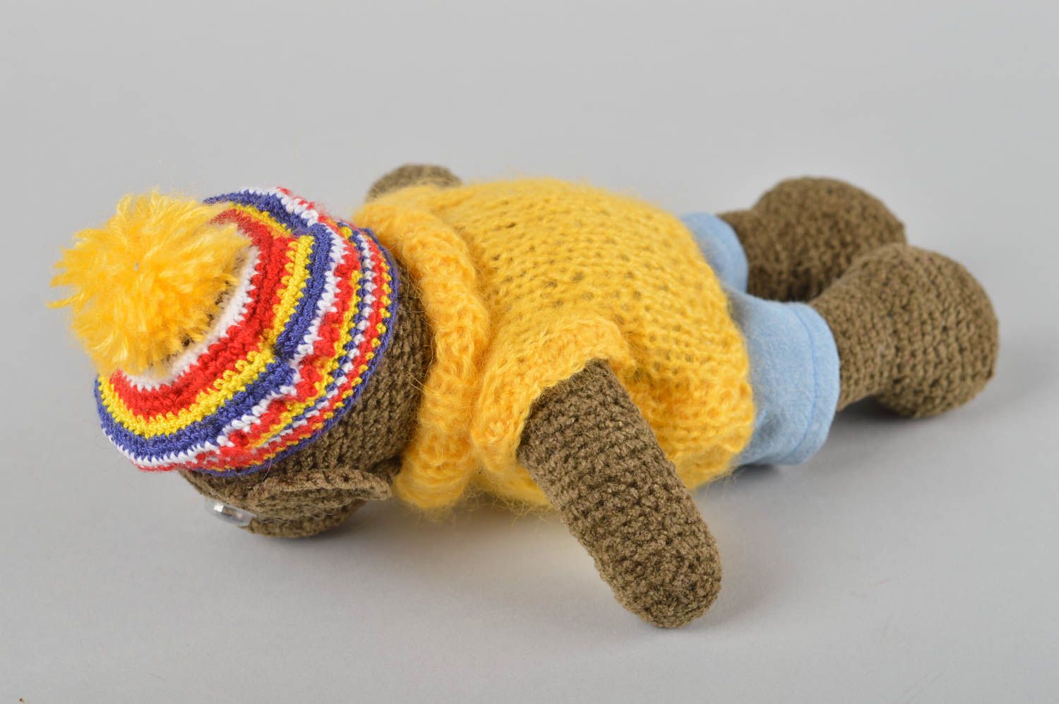 Jouet tricoté Peluche faite main ourson brun en jaune Cadeau enfant et décor photo 6