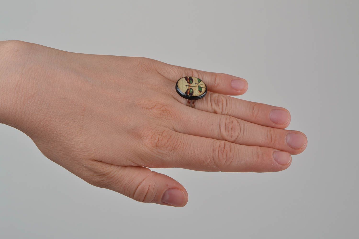 Handgemachter Fingerring aus Polymerton mit Abbildung von Libelle für Freundin foto 2