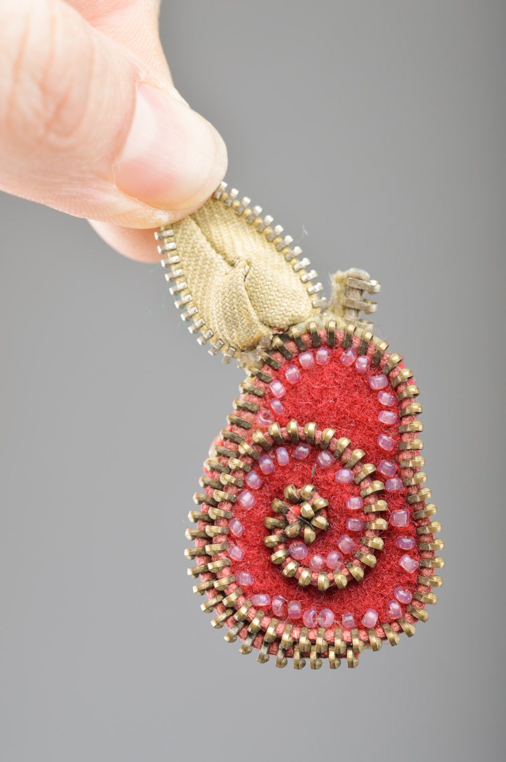 Broche artesanal de cachemira pequeño con cremalleras y abalorios con forma de pera hecho a mano foto 1