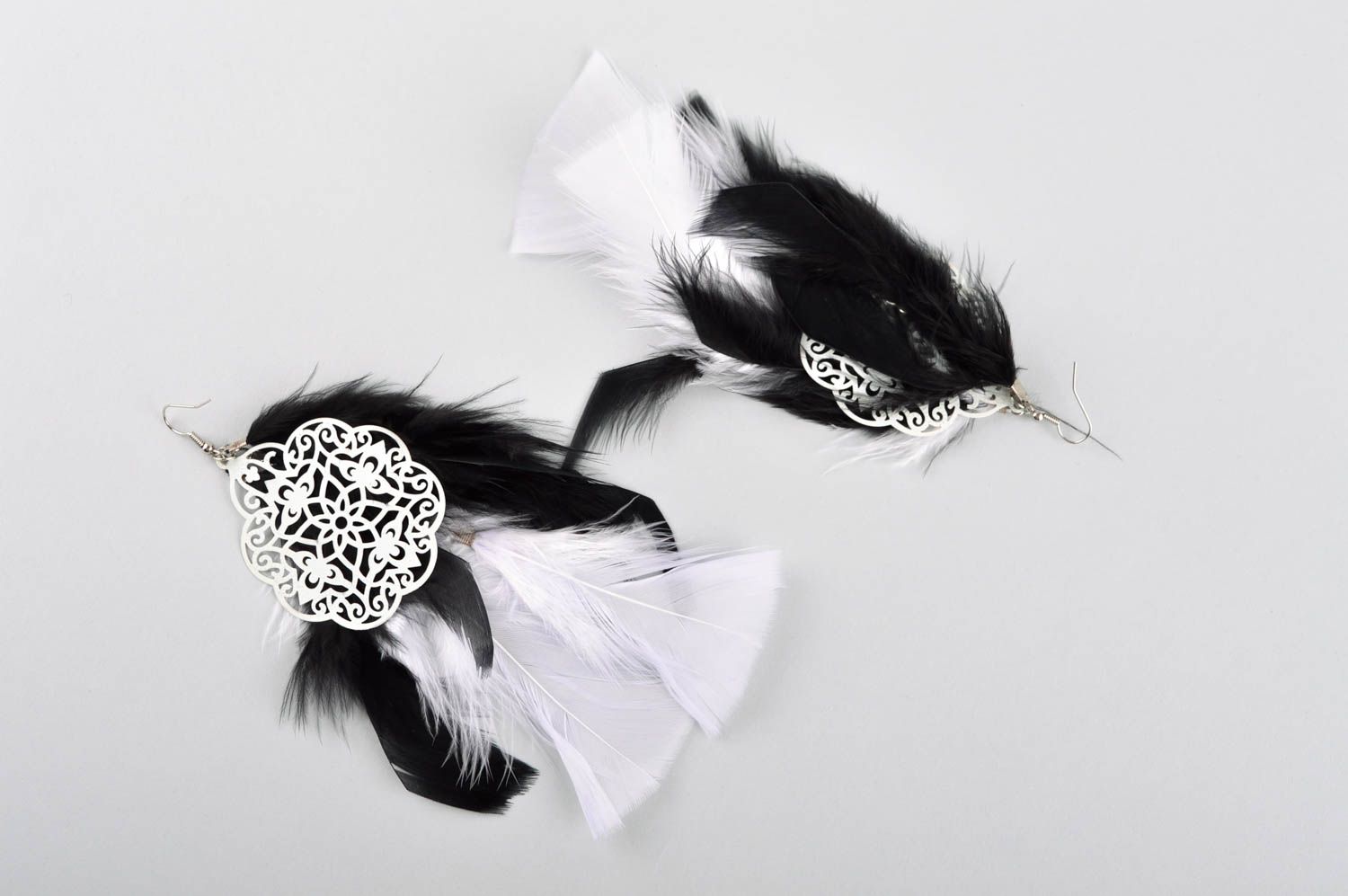Boucles d'oreilles plumes noir blanc Bijou fait main design Cadeau femme photo 5