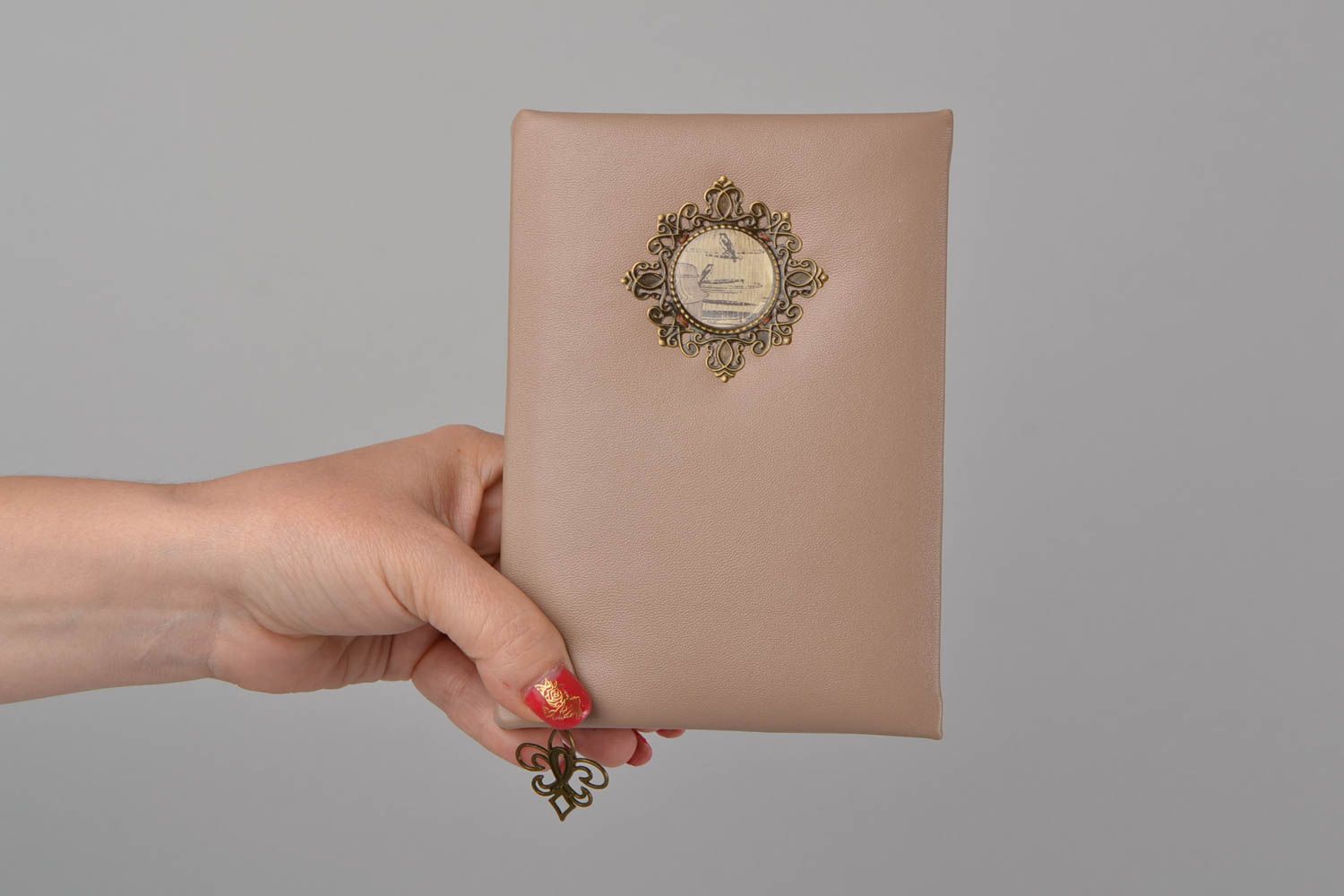Cuaderno de notas artesanal con tapa de cuero artificial y marcapáginas foto 2