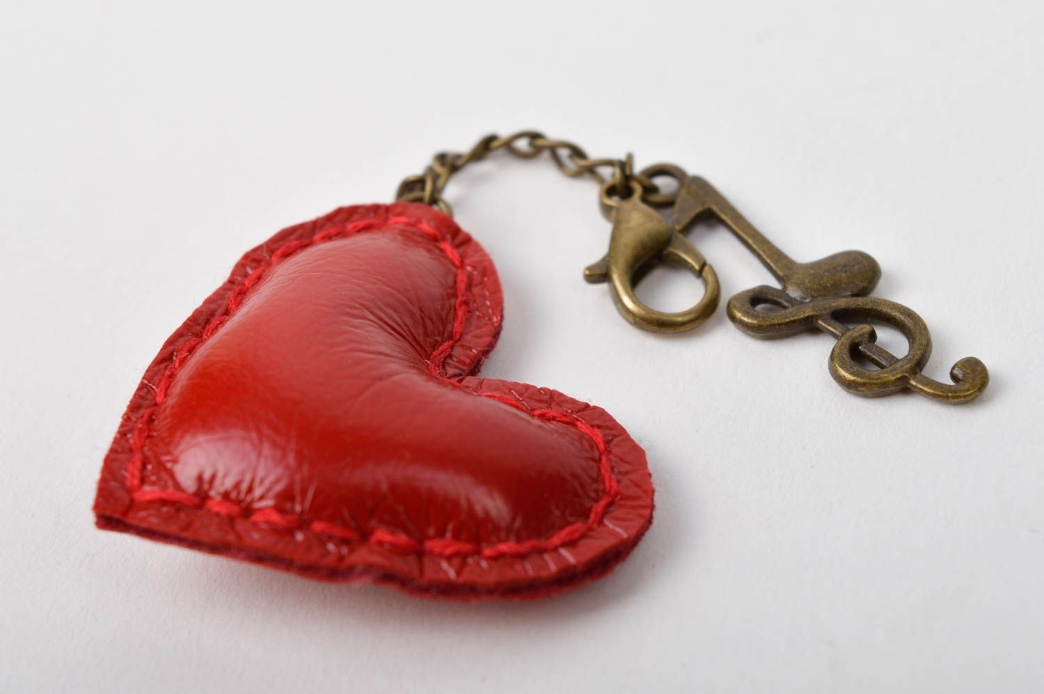 Porte-clé coeur rouge Porte-clés fait main en faux cuir Petit cadeau romantique photo 4