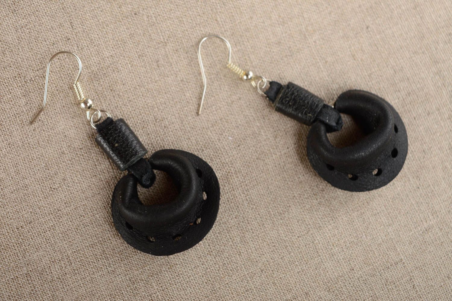 Black round leather earrings photo 2