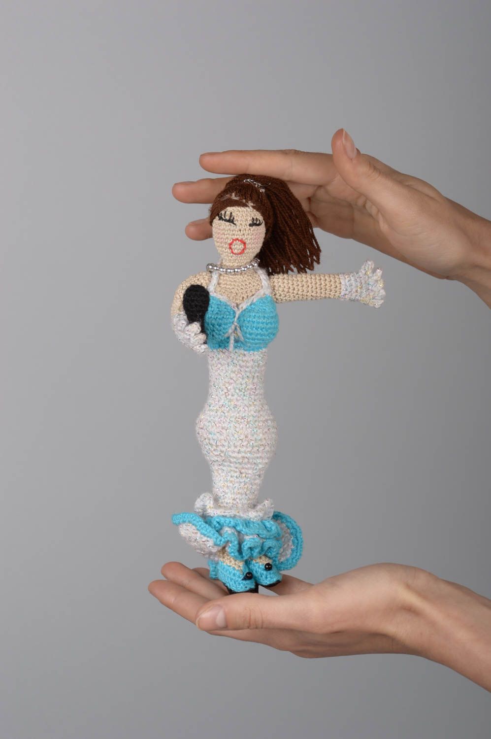 Мягкая игрушка куклы ручной работы кукла крючком из акриловых нитей Певица фото 5