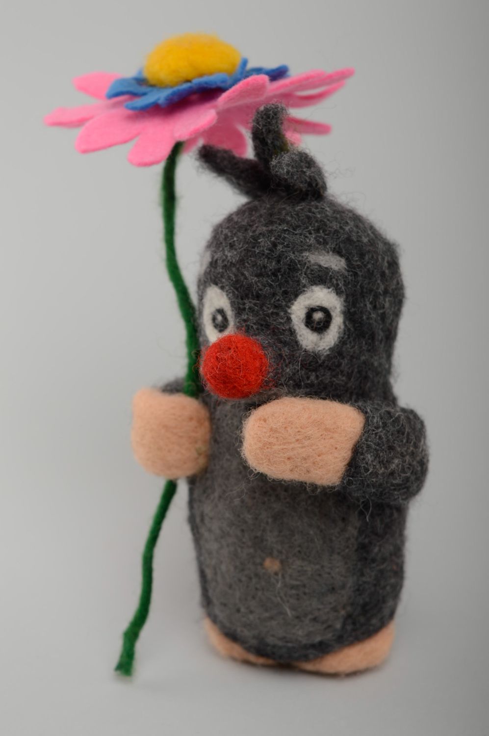 Валяная игрушка кротик с цветочком фото 1