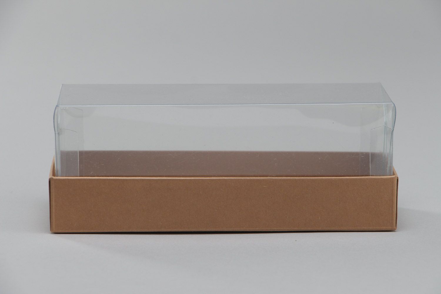 Boîte pour cadeaux allongée en carton et PVC faite main de design stylée photo 2