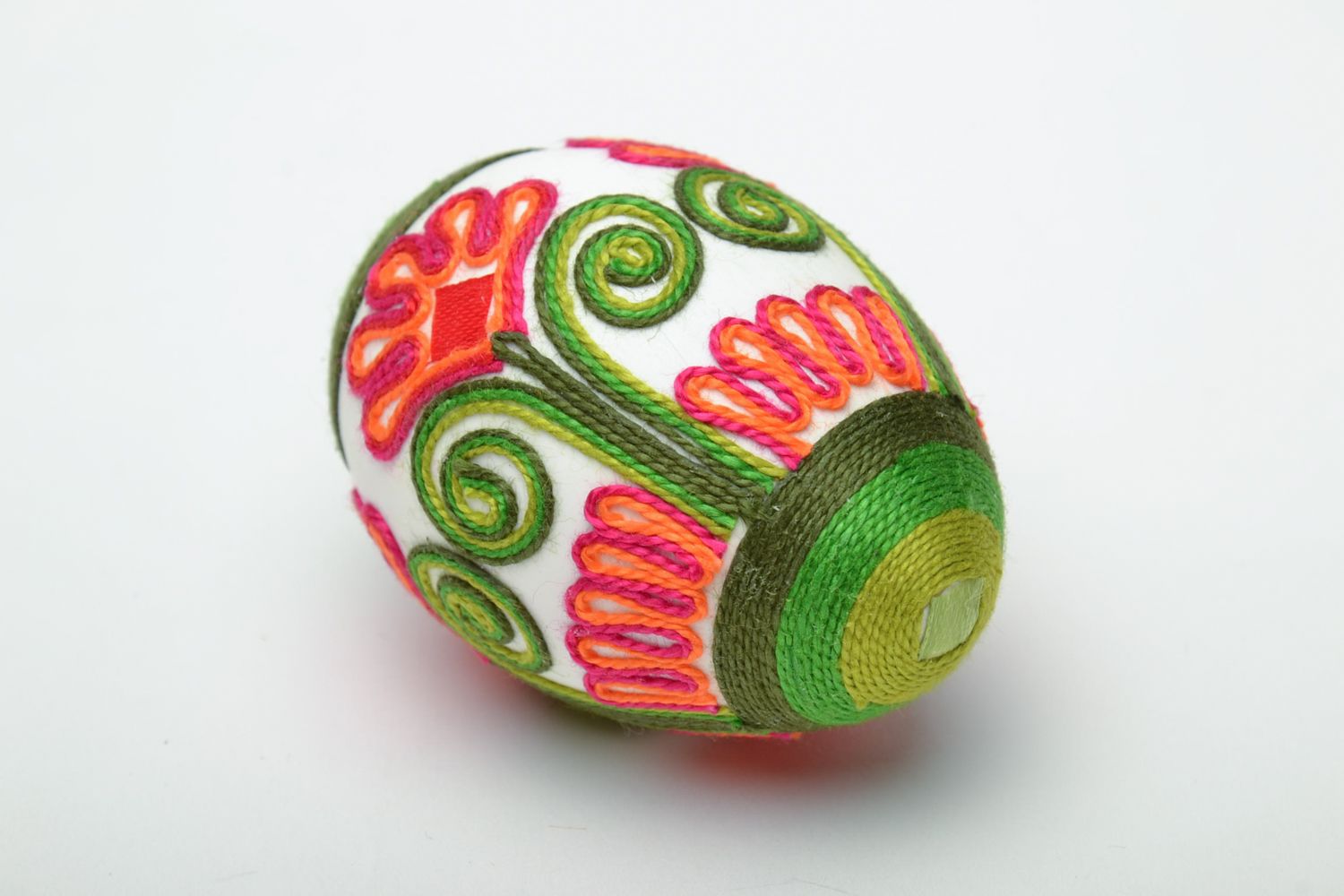 Oeuf de Pâques fait main décoratif entouré de fils de soie multicolore original photo 4