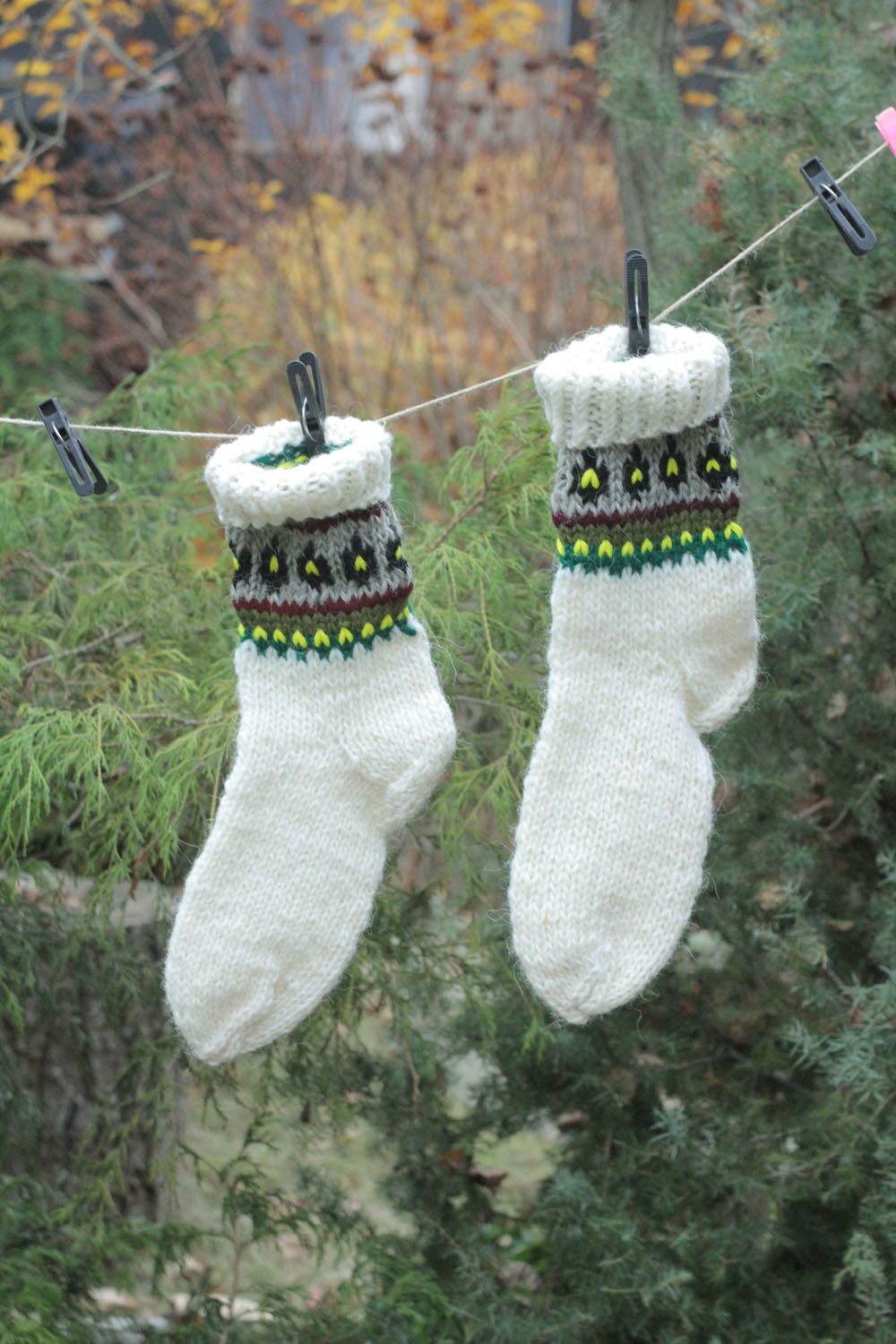 Chaussettes tricotées en laine blanches rayées  photo 1