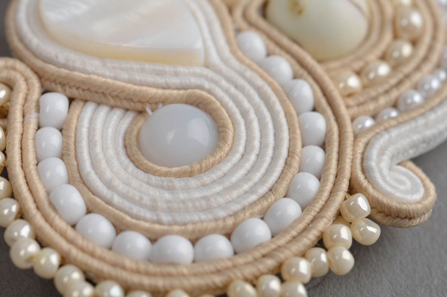 Boucles d'oreilles en soutache faites main en cordons et rubans avec perles photo 5