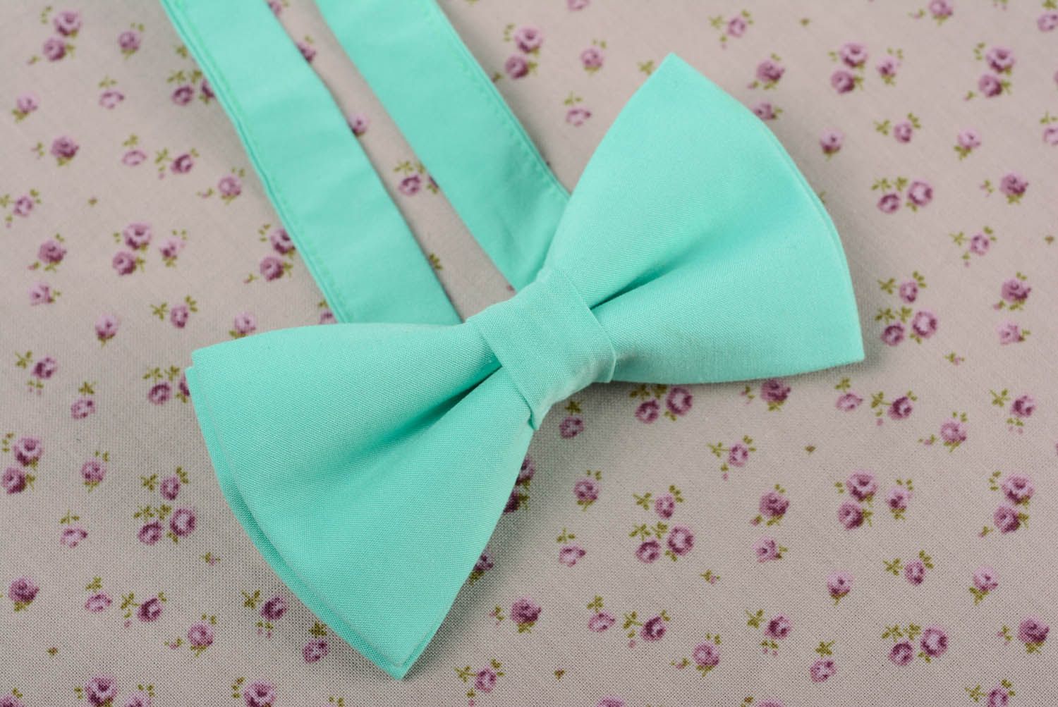 Gravata borboleta costurada a partir de tecido de algodão Menta verde foto 3