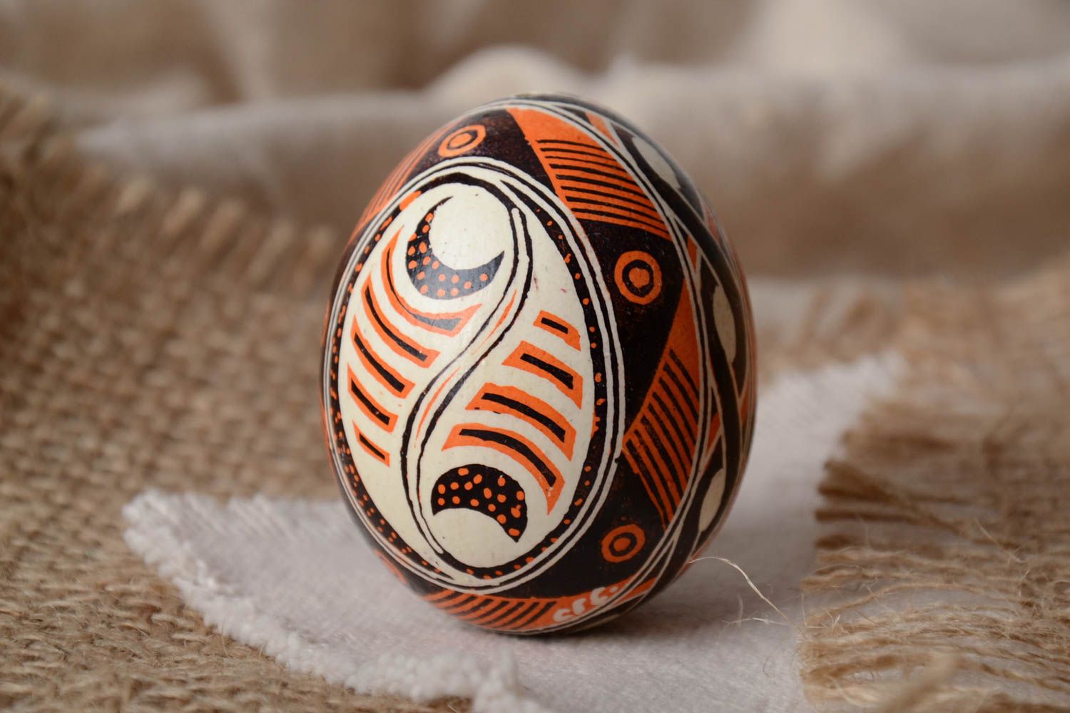 Huevo decorativo de Pascua artesanal pintado a mano con ornamento original foto 1