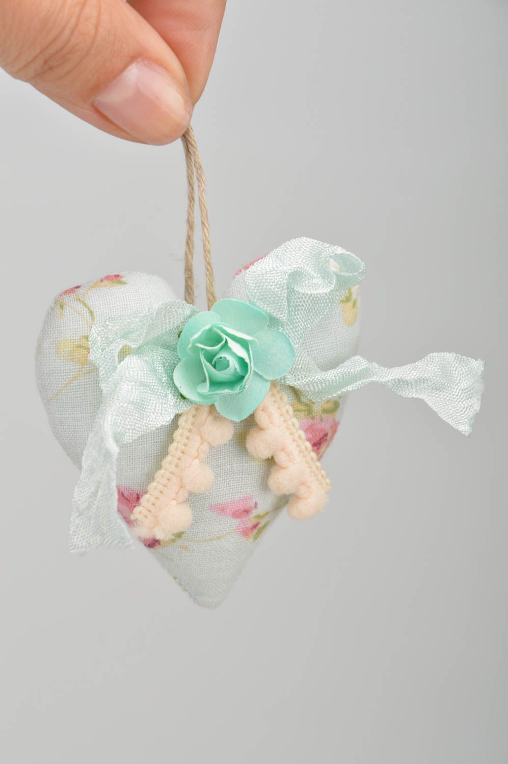 Colgante decorativo corazón textil con flores y aroma de vainilla artesanal foto 2