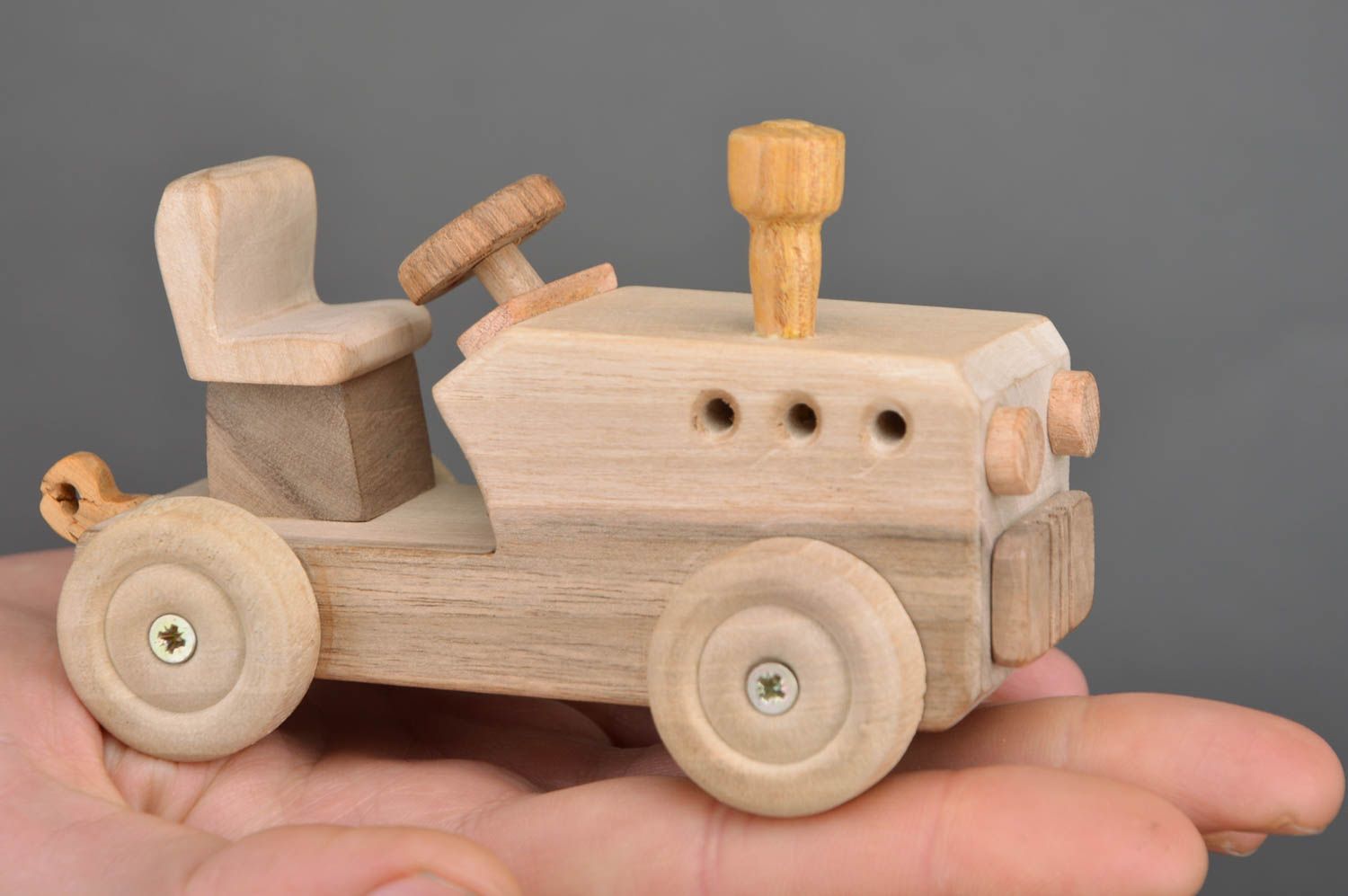 Juguete de madera artesanal original tractor para niños desde 6 años  foto 3