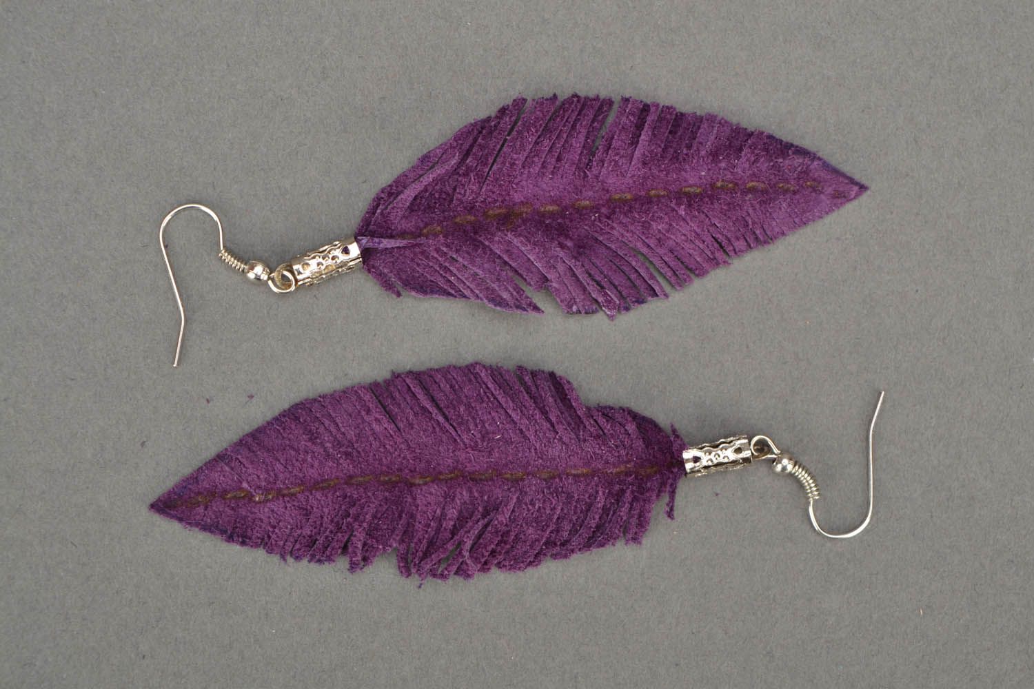 Boucles d'oreilles violettes en cuir faites main photo 4