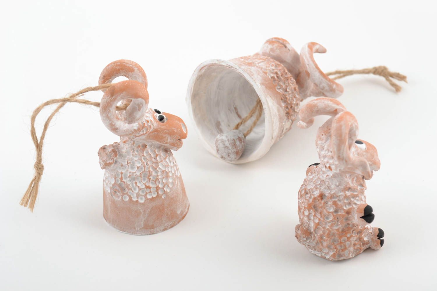 Conjunto de campanas artesanales con forma de corderos de arcilla roja con cordones foto 5