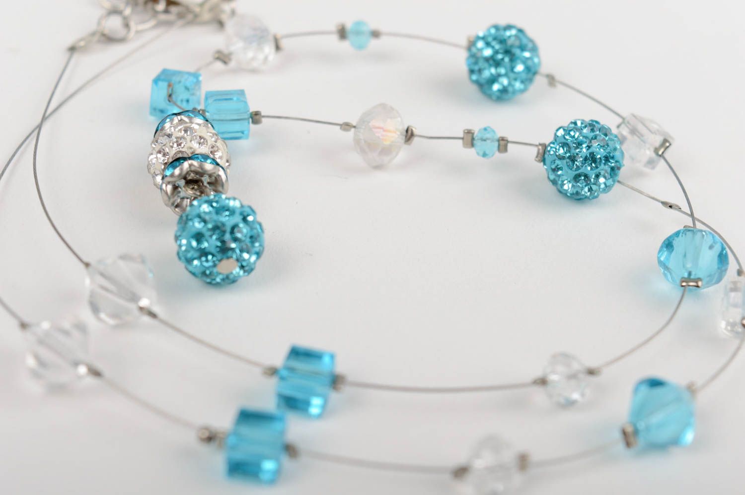 Handmade Halskette aus Kristall Perlen und Strasssteinen für leichten Look foto 4