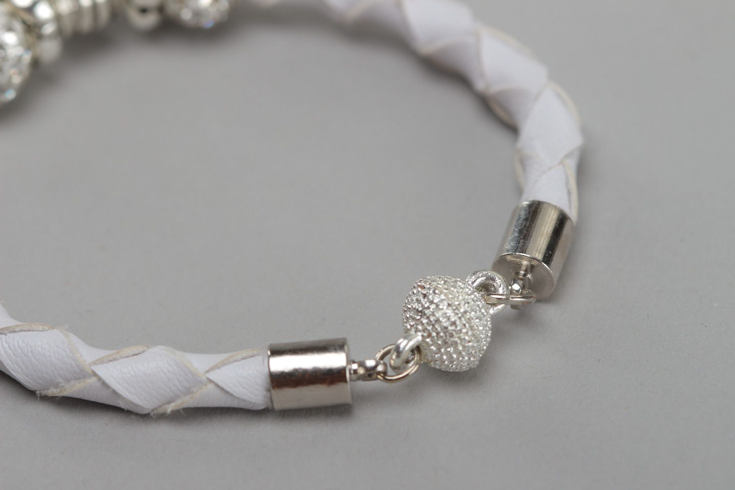 Bracelet fait main blanc de cuir artificiel avec pendeloque en forme de chien photo 3