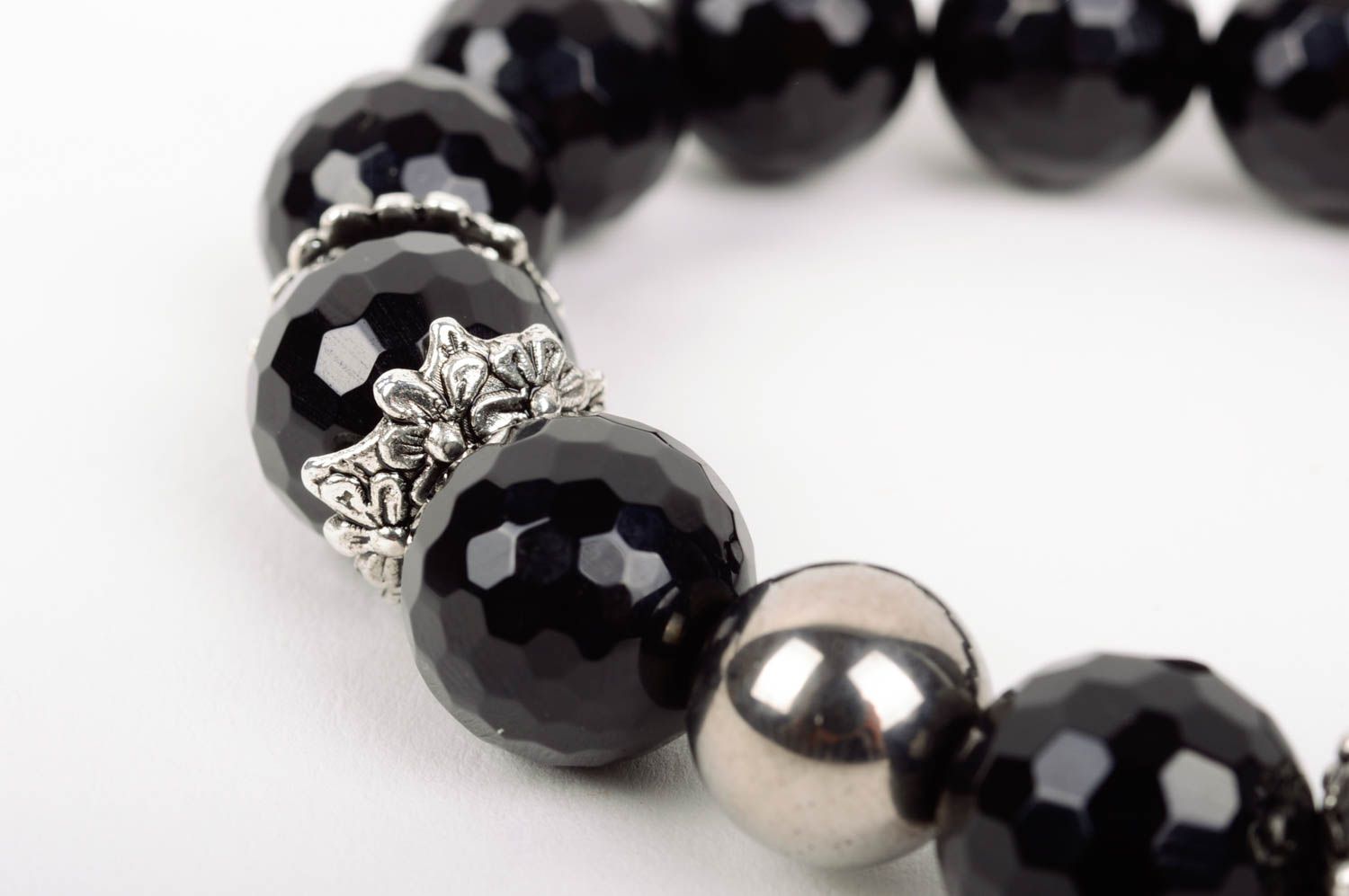 Bracelet en pierres naturelles fait main noir élégant Cadeau pour femme photo 4