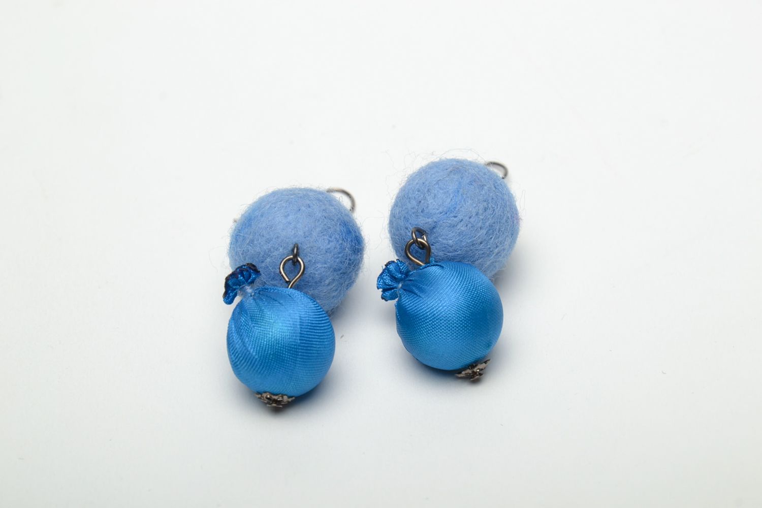 Boucles d'oreilles en laine feutrée bleues  photo 3