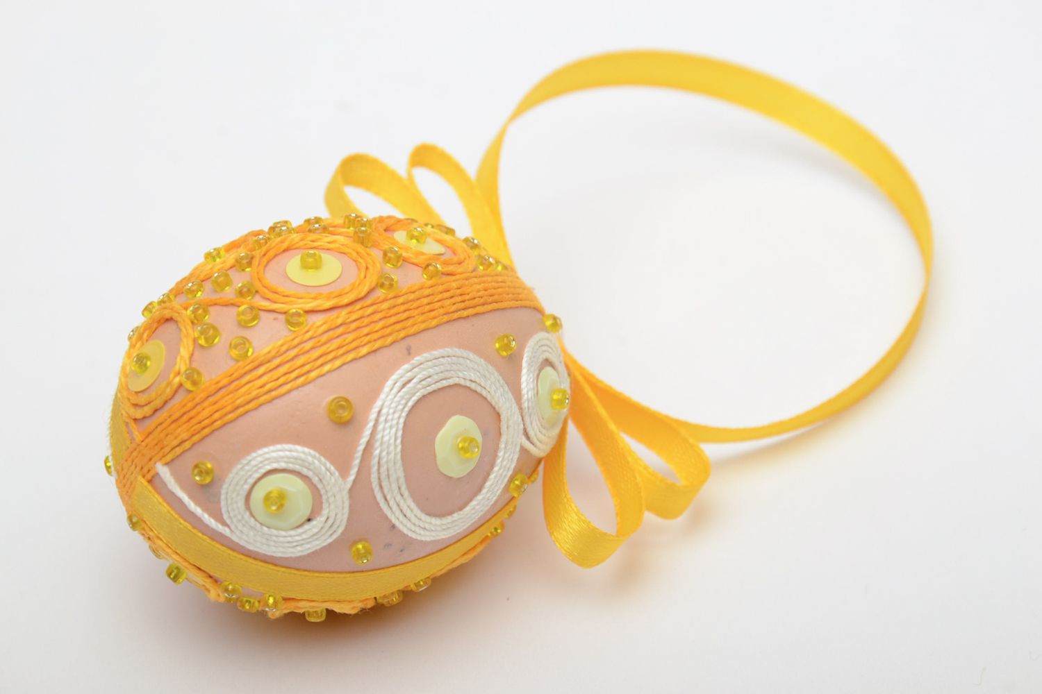 Œuf-écrit pyssanka jaune décoré de rubans et perles de rocaille photo 4