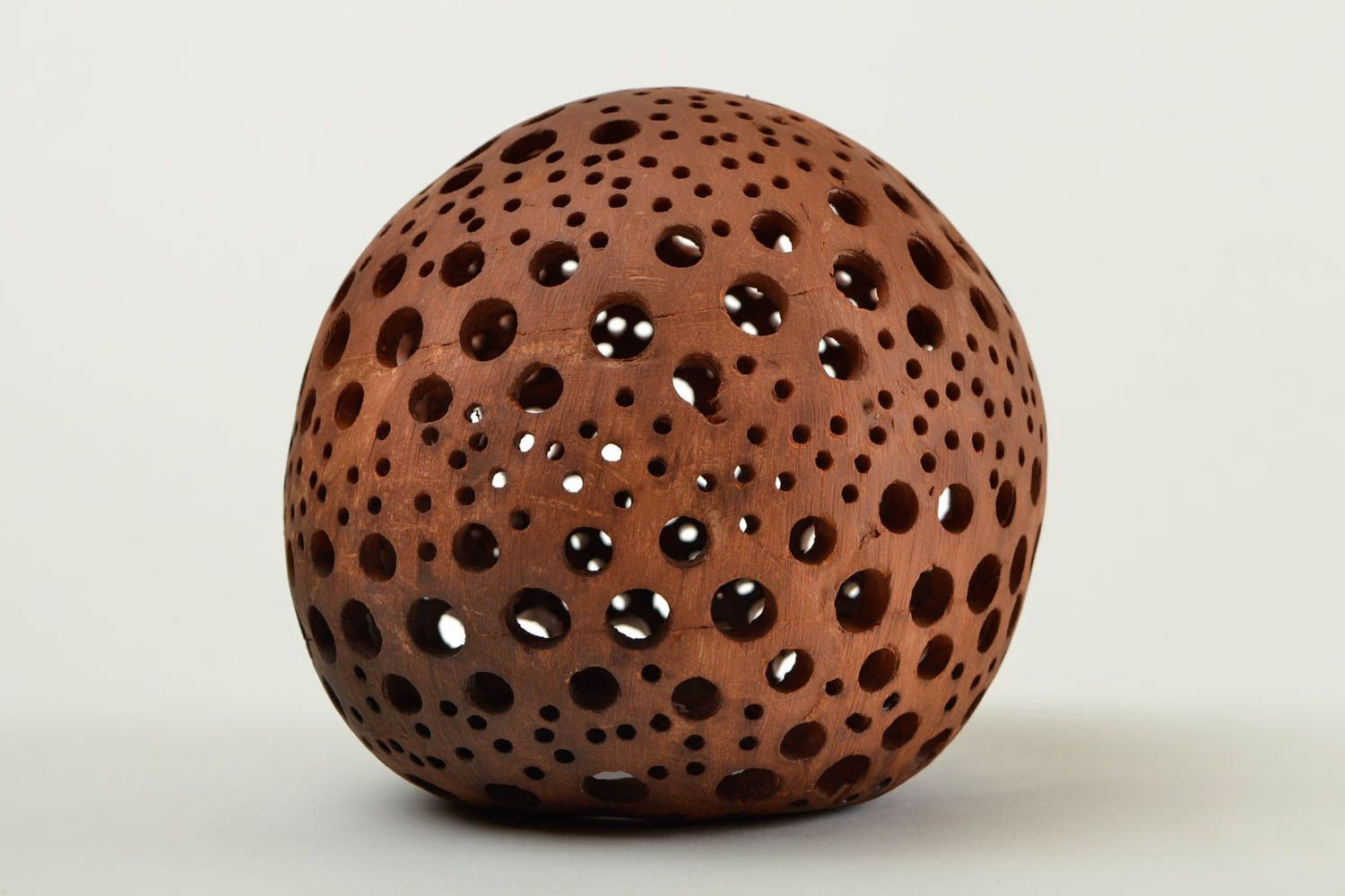 Керамический светильник подарок ручной работы подсвечник из глины в форме шара фото 3