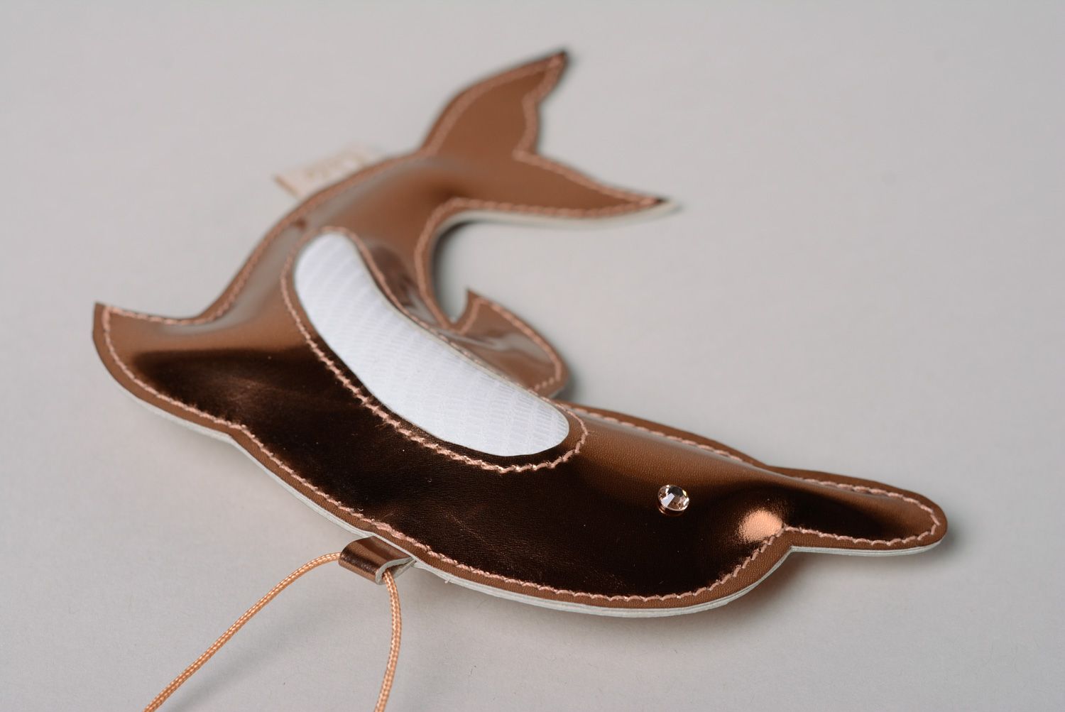 Handmade Leder Anhänger Golddelphin aus Echtleder für Mädchen oder junge Frau foto 4