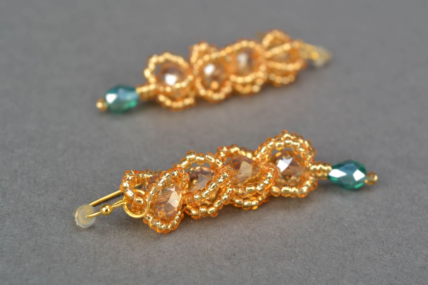 Boucles d'oreilles en perles de rocaille et cristal couleur dorée photo 4