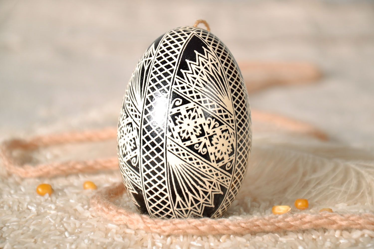 Ovo da Páscoa feito à mão pintado em forma de um pingente  foto 1