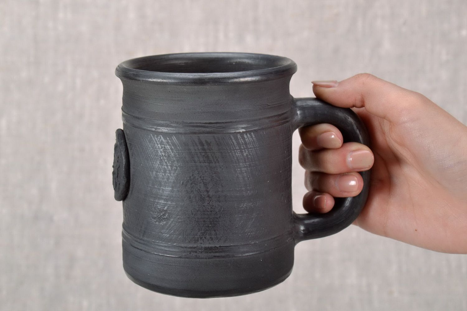 Черная чашка ручной работы из глины фото 5