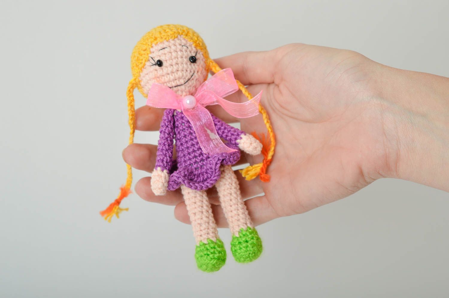 Мягкая игрушка кукла ручной работы блондиночка кукла крючком в лиловая платьем фото 5