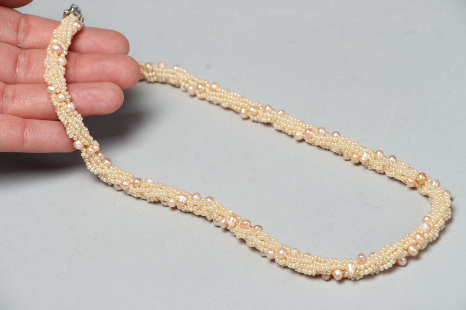 Collier spirale en perles de rocailles et perles naturelles fait main photo 4