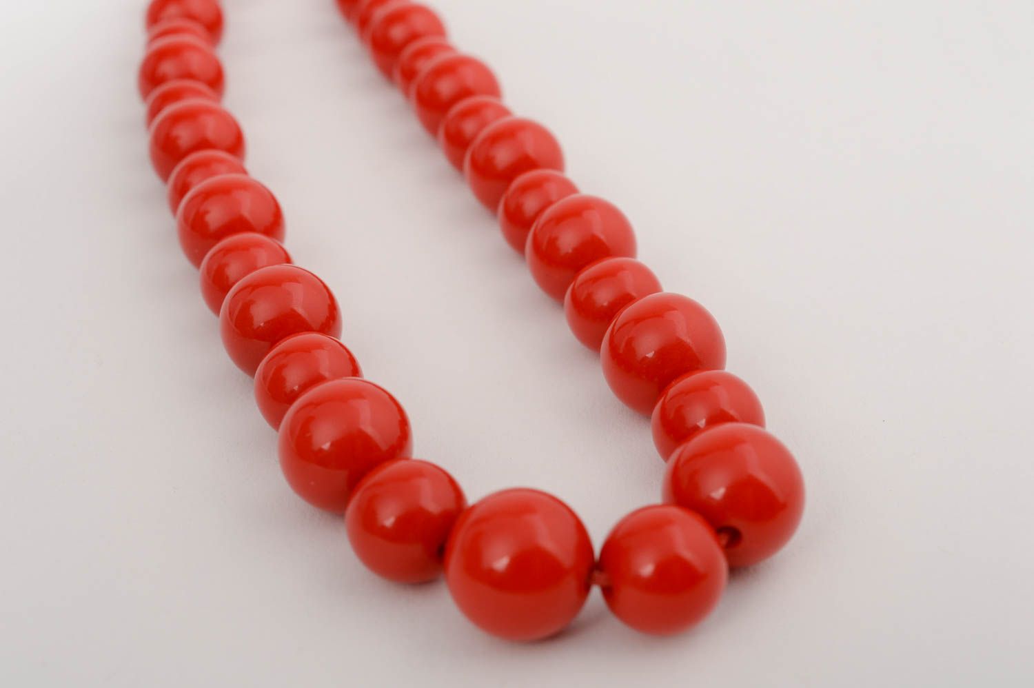 Handmade simple red necklace made of plastic beads with clasp photo 3