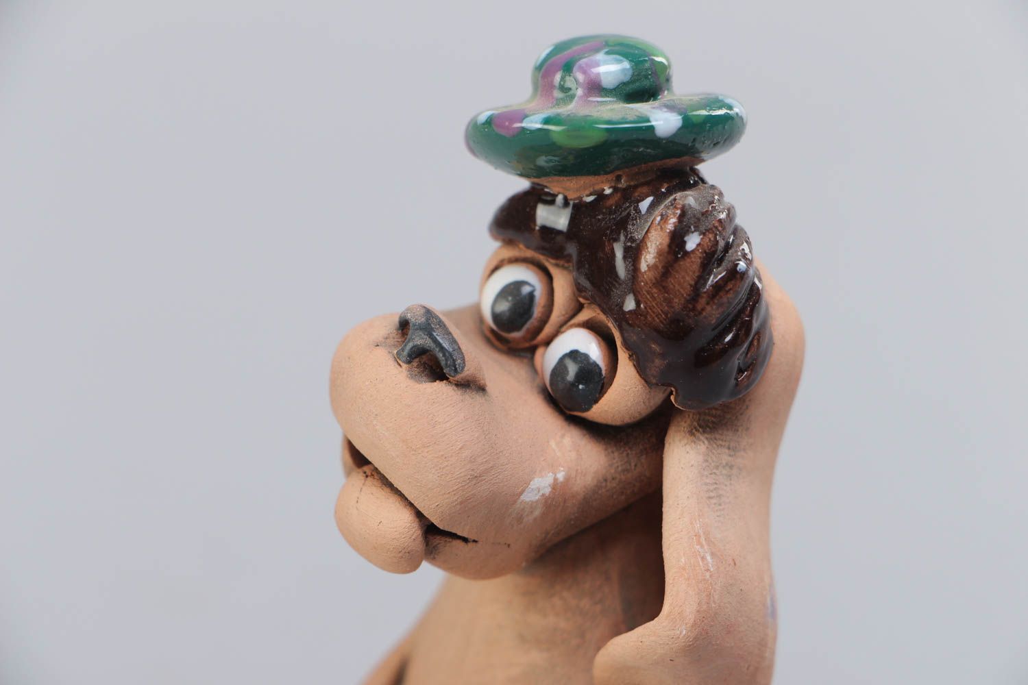 Figura artesanal de cerámica pintada a mano con acrílicos Perro con hueso foto 3