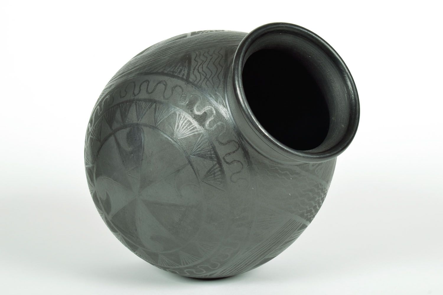 Vase décoratif en argile noire enfumée photo 3