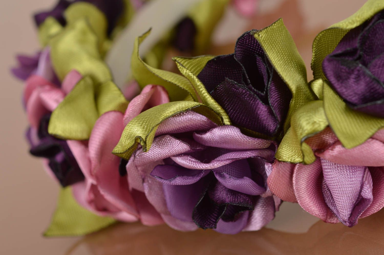 Dos coronas para cabello artesanales con flores de tela en técnica de kanzashi foto 4